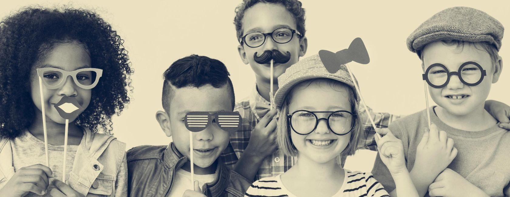 Enfants portant des lunettes freinant la myopie