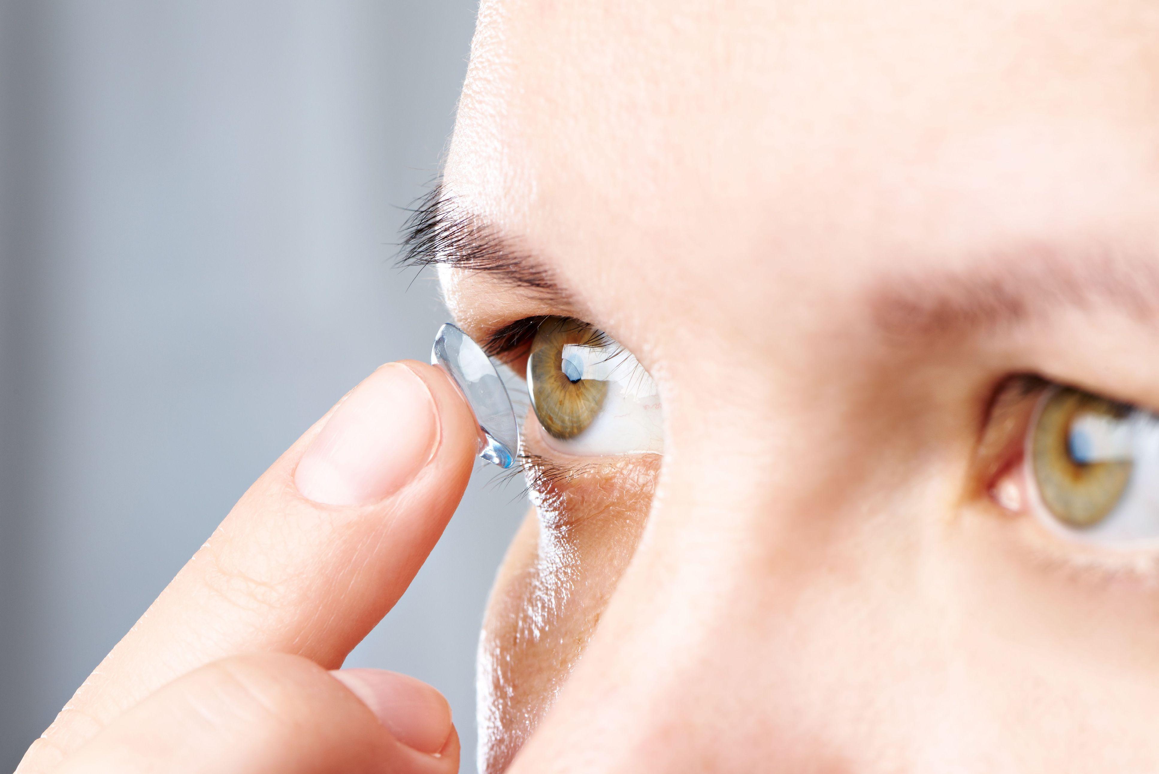 Lentilles Pose de la lentille sur l\'oeil